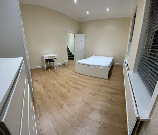 3 lovely rooms available Main Photo