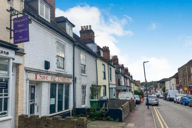 Double spacious fully furnished room. Main Photo