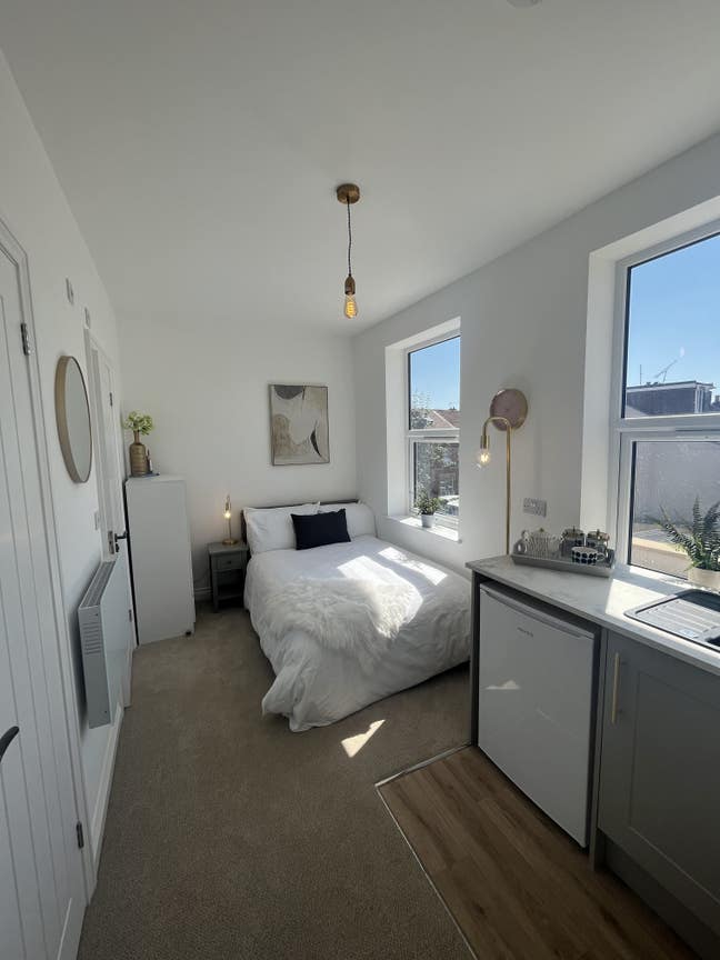  En-suite + Kitchenette Double Bedrooms Staplehill Main Photo