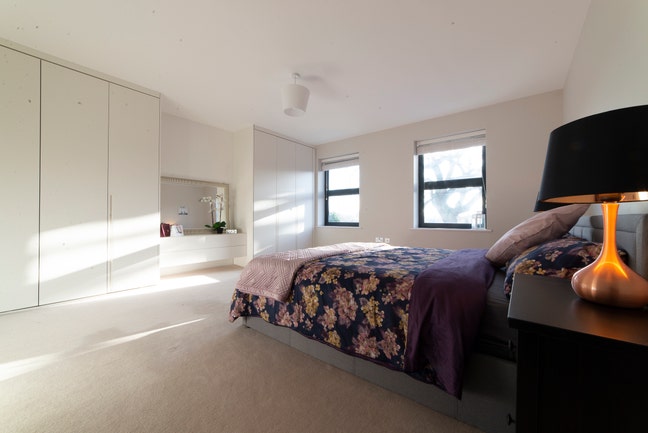 Gorgeous massive ensuite room in modern house  Main Photo