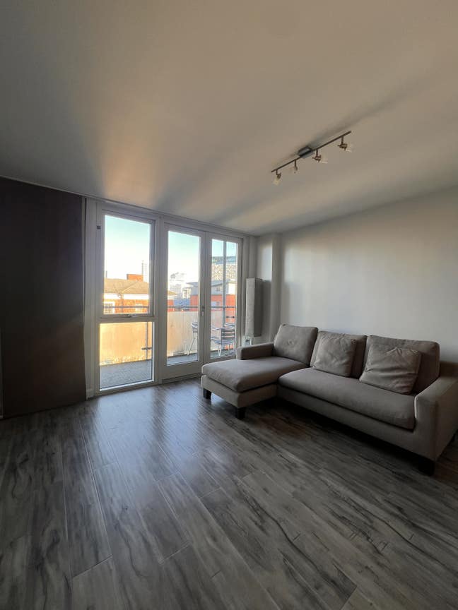 1 spacious double bedroom with balcony Main Photo