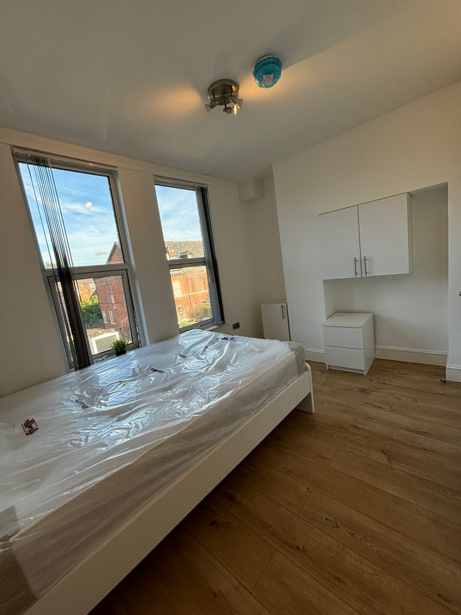 1st Floor double bedroom with en-suite Main Photo