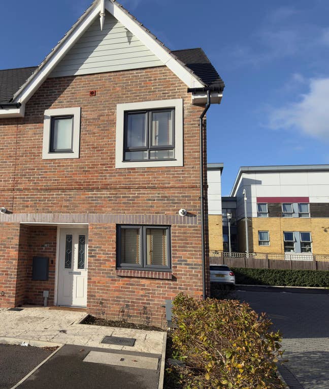 New 3 Bedroom Home, Aylesbury, Near Train Station Main Photo