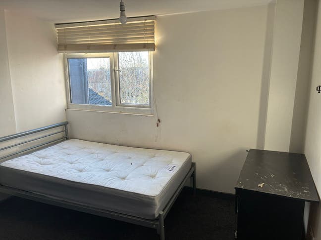 Room In Shared Accommodation  Main Photo