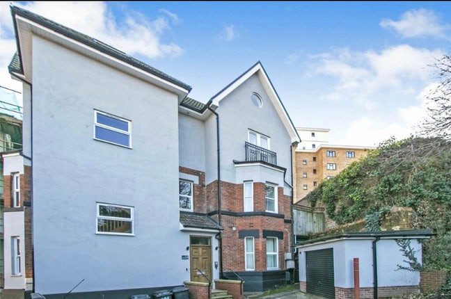 Beautiful 2 bedroom flat with private patio garde Main Photo