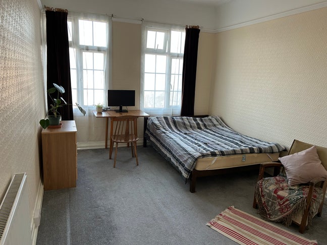 Short term double room in split level flat to let Main Photo