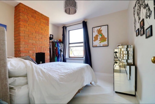 Beautiful room in beautiful house in quiet road  Main Photo