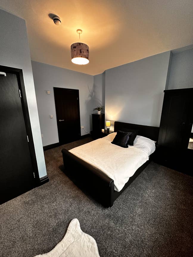 Large En-suite Room Quiet street Town centre  Main Photo