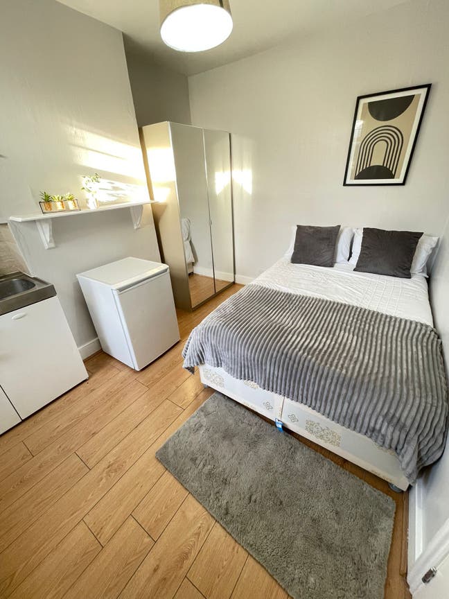 Spacious Room to let in Seven Sisters All Included Main Photo