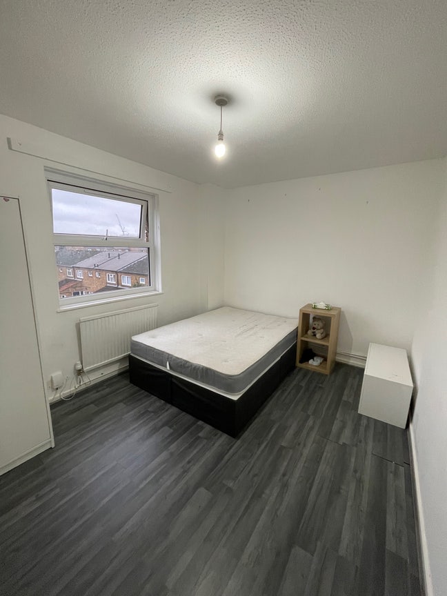 Newly refurbed double room - Hackney Main Photo