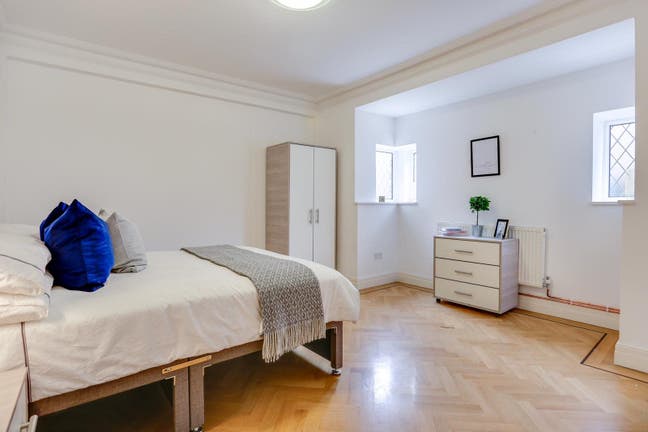 Gorgeous Ealing Bedroom For Short Let Main Photo