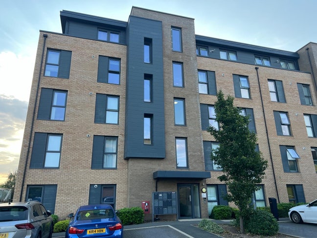  Double bedroom En-suite - Modern and clean   Main Photo