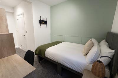 Ensuite Room –Close to City & Hospital! Main Photo