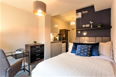Comfortable Studio with ensuite, 5 min walk QEH Main Photo