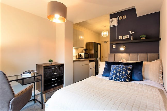 Compact Studio with ensuite, only 5 min walk QEH Main Photo