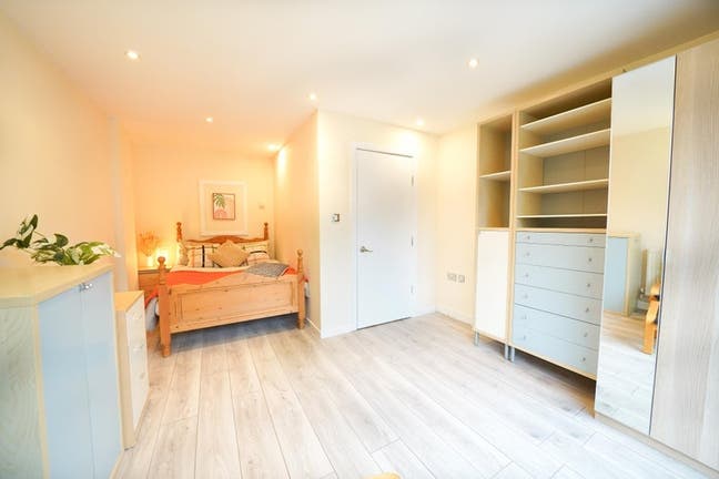 🌟 Huge Double Room in Stylish E14 Flat Main Photo