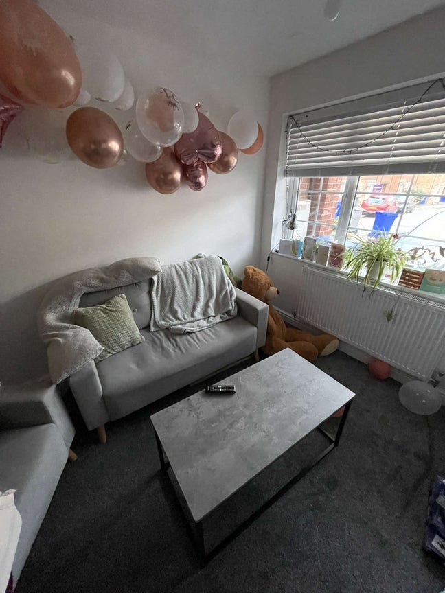 Single room available in 5 Bedroom House Main Photo