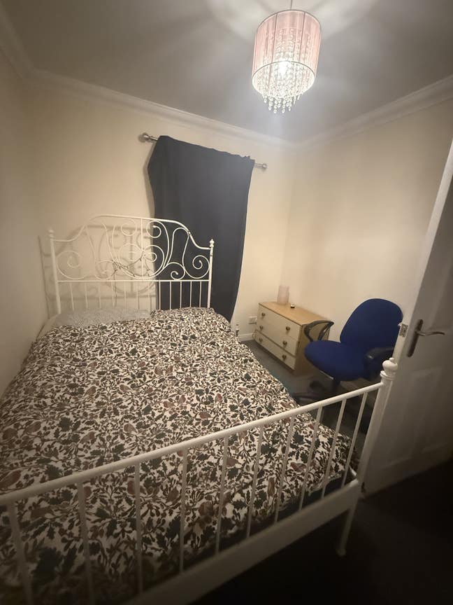 Clean flat close to Town  Main Photo