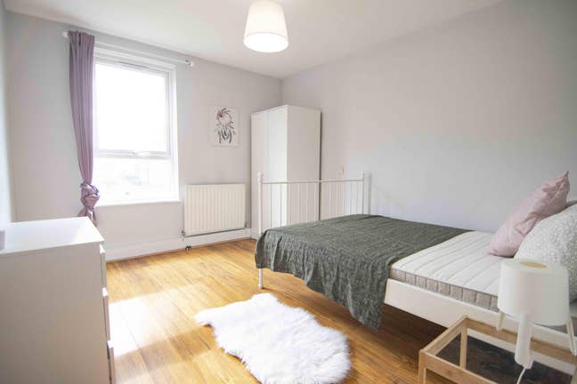 2 tastefully furnished doubles in White City, NOW Main Photo