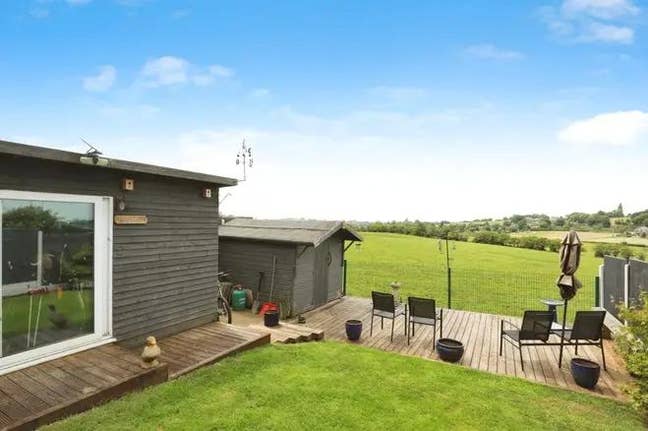 Large Double Room Available in a Peaceful Detached Main Photo