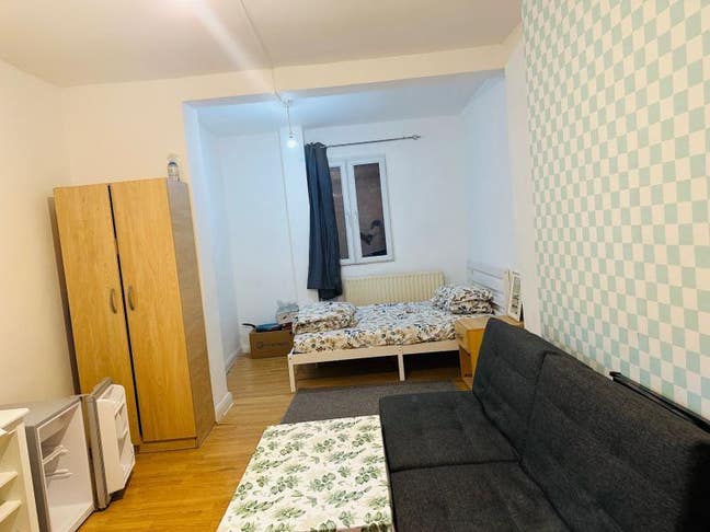 Large Furnished Double Room in N4 – Available Now Main Photo