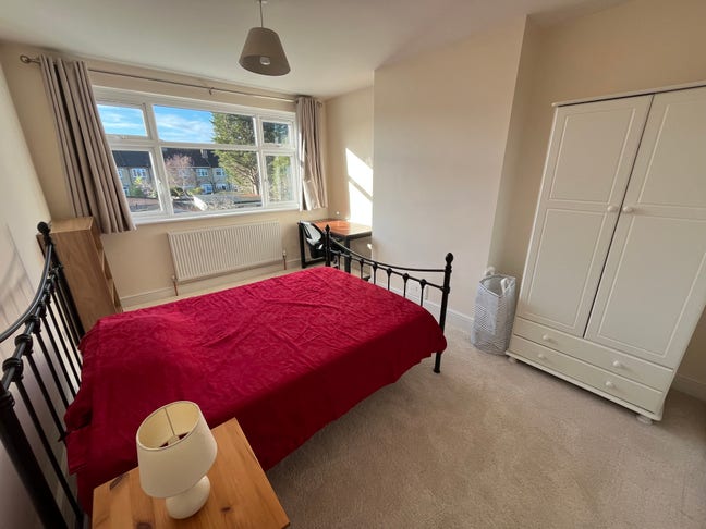 Bright Double Room in Quiet SW20 Home Main Photo