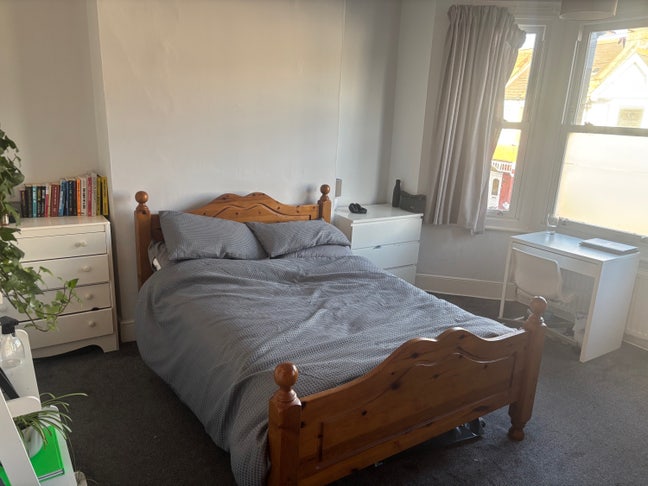 Large Double Room, 5 Mins to Tooting Broadway Tube Main Photo