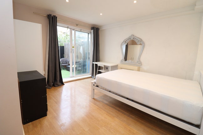 3 Beautiful Rooms by District and Dlr!  Main Photo