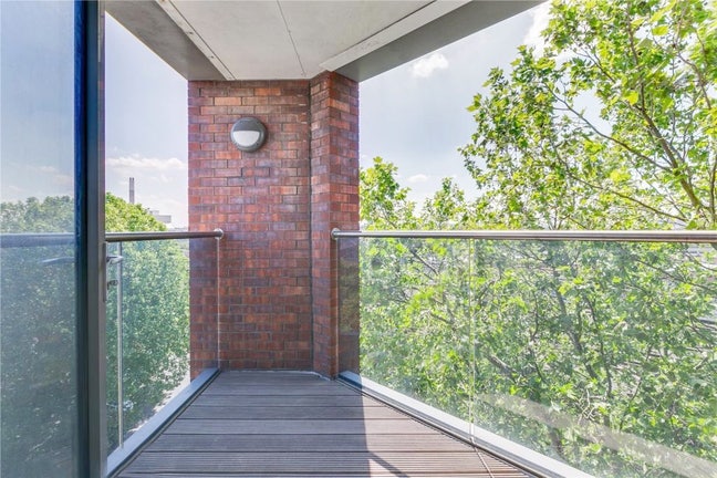 Modern En suite in New build with Living Room Main Photo