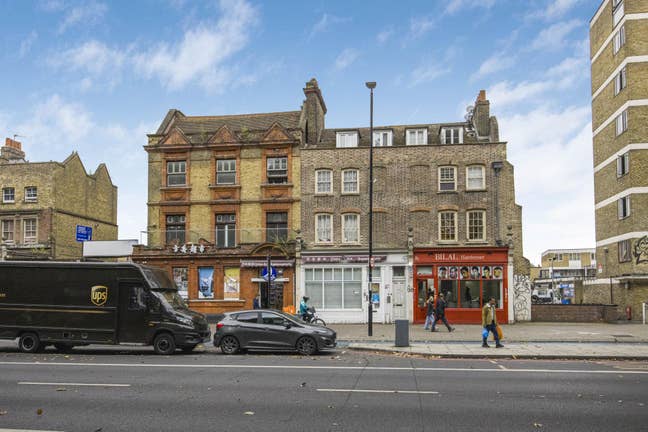 Luxurious Bright Double Room on Mile End Road   Main Photo