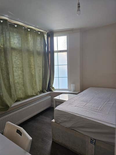 Ensuite for couples near Colindale Station  Main Photo