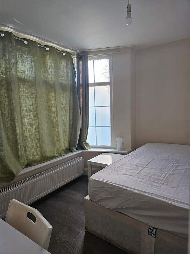 Ensuite for couples near Colindale Station  Main Photo
