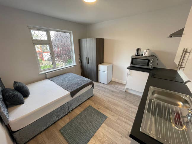 Studio Flat, Brook Road, NW2 Main Photo