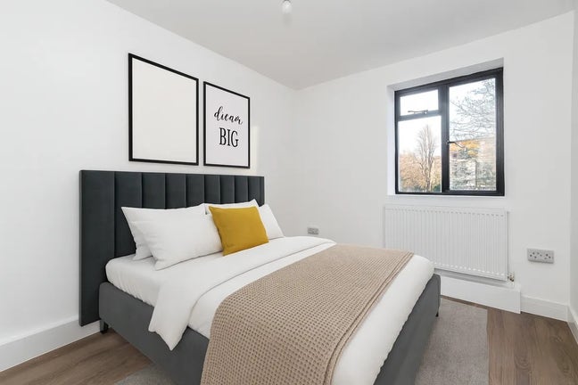 Lovely Double Rooms Available in E14 Main Photo