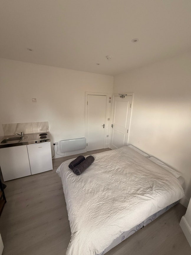 Studio to Rent in Leyton  Main Photo