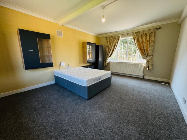 Double Rooms Available on Effingham Road Main Photo