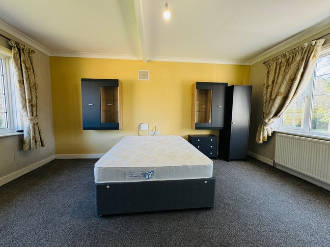 Double Rooms Available on Effingham Road Main Photo
