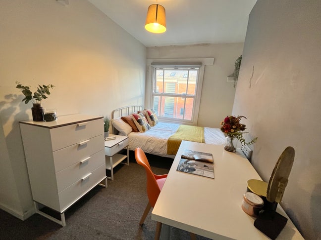 Comfortable Double Room near Victoria Centre Main Photo