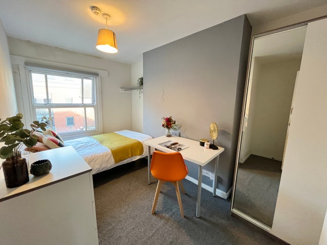 Comfortable Double Room near Victoria Centre Main Photo