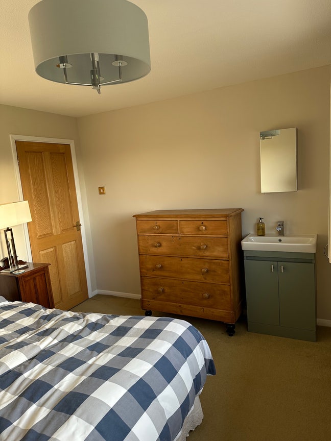 Choice of two rooms available  Main Photo