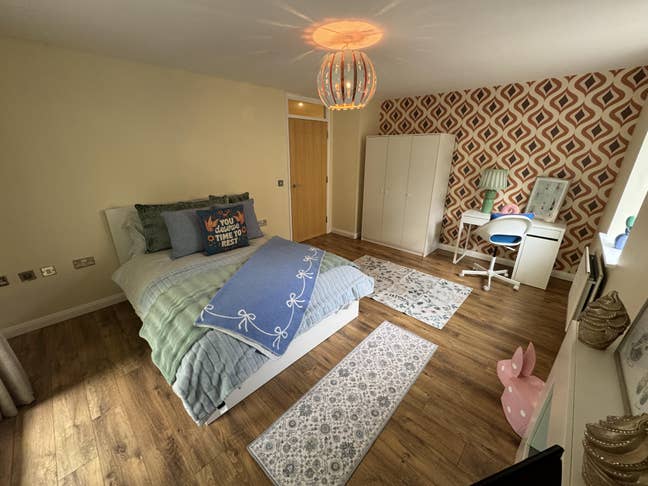 🚀Huge balcony room on River side, E14 Main Photo