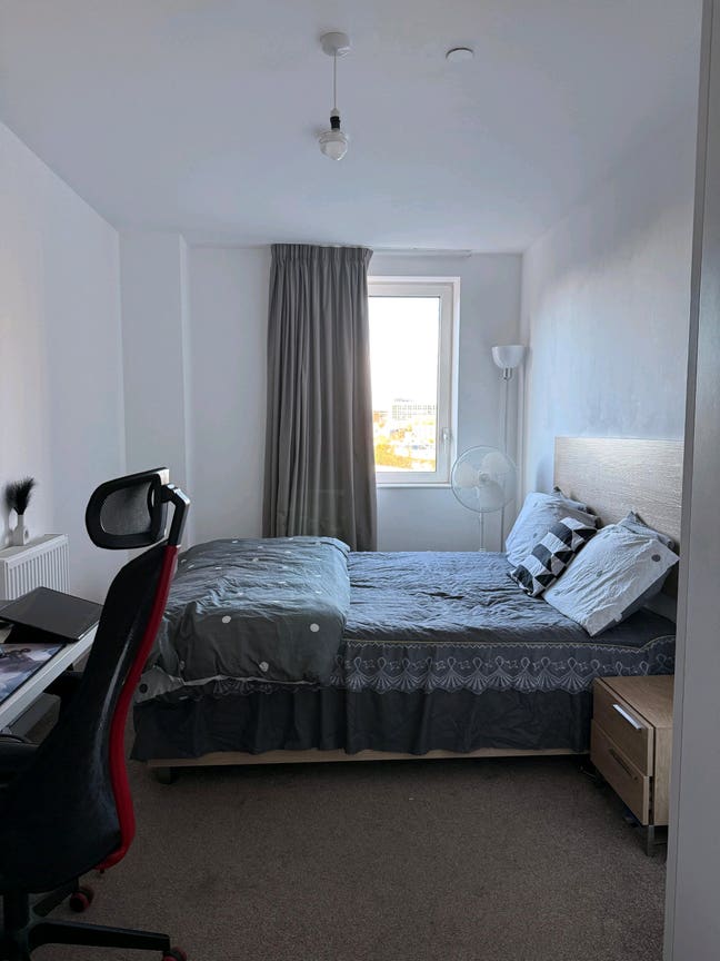 Modern Ensuite in 3 Bedroom flat Main Photo