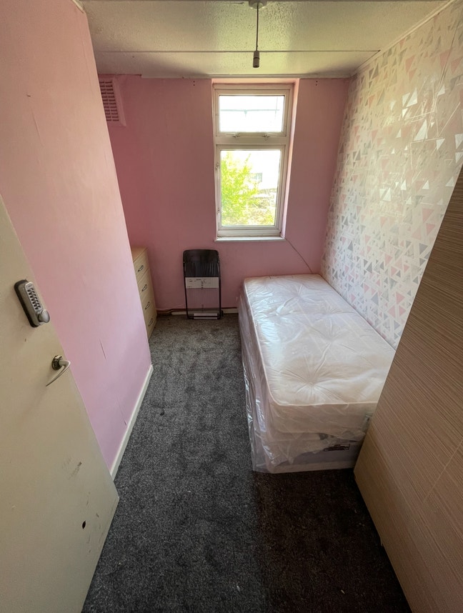 Cheap Single Room Available In Prime Location  Main Photo