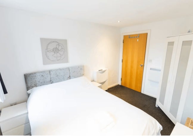 ✨ Modern 3-Bed Apartment with Ensuite In M5✨       Main Photo