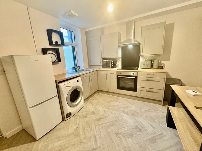 ✨ Newly Renovated Modern 4-Bedroom HMO – Town Cent Main Photo