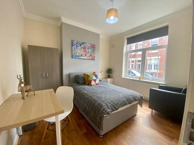 Modern Spacious Room near Curry Mile Main Photo