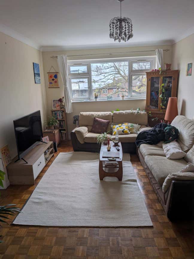 Room in well lit two bed close to Ealing Broadway Main Photo
