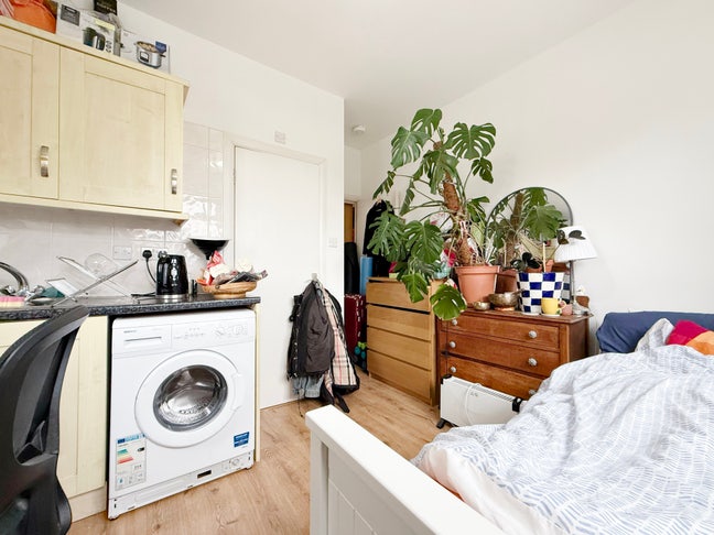 Studio Flat 1 Minute Walk to Iver Station Main Photo