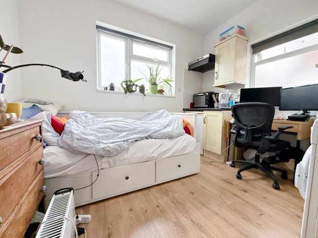 Studio Flat 1 Minute Walk to Iver Station Main Photo