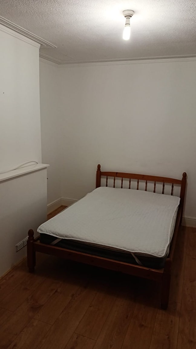 Large double room available.  Main Photo